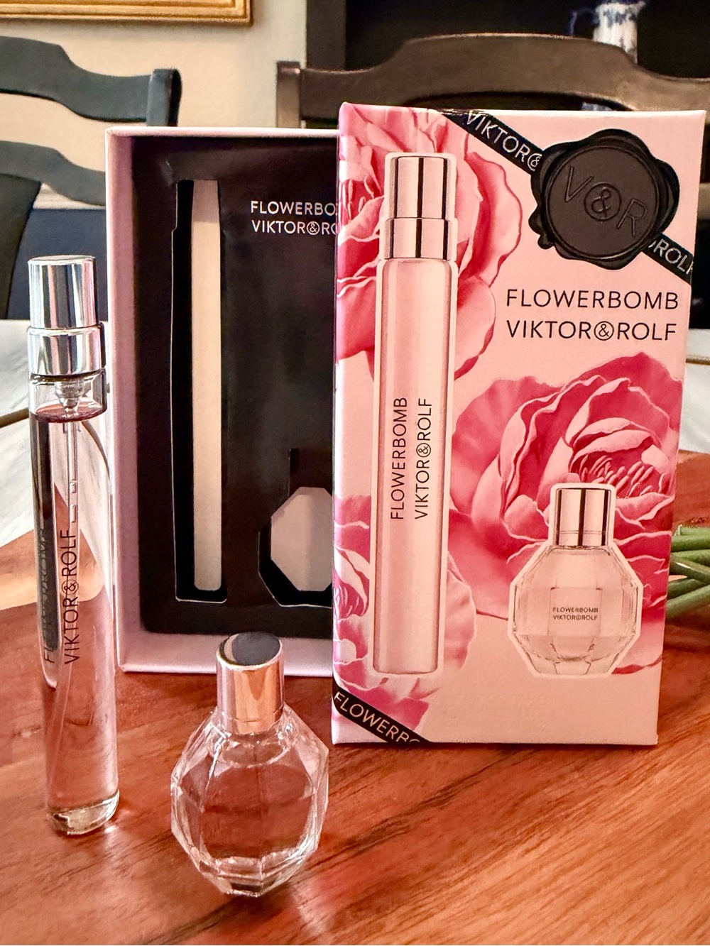 Viktor & Rolf Flowerbomb Travel Gift Set in Pink Packaging